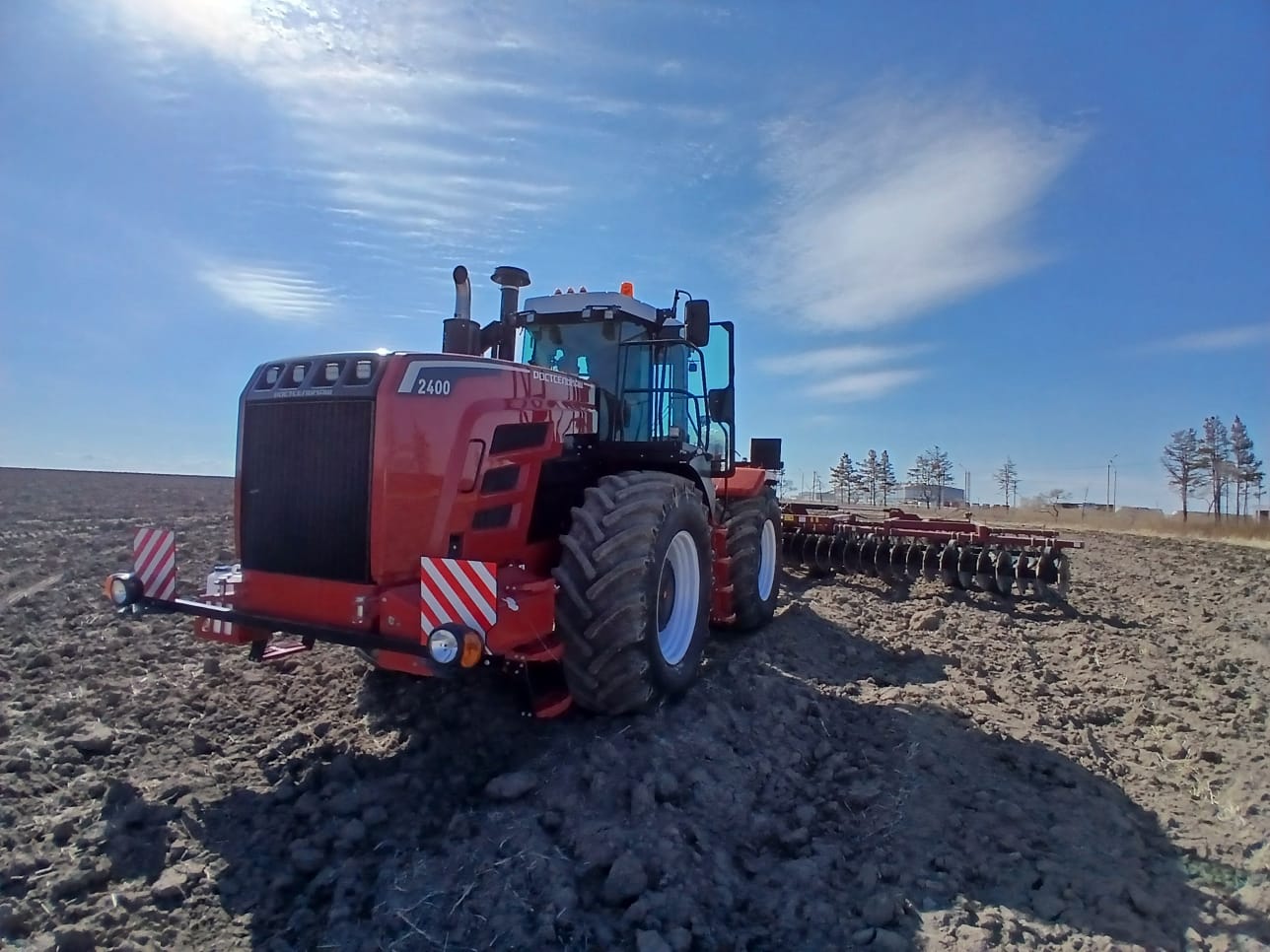 Демопоказ трактора RSM 2400 с тандемной дисковой бороной DX 850/1080